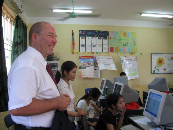 Der deutsche Botschafter Rolf Schulze besucht die Computerklasse