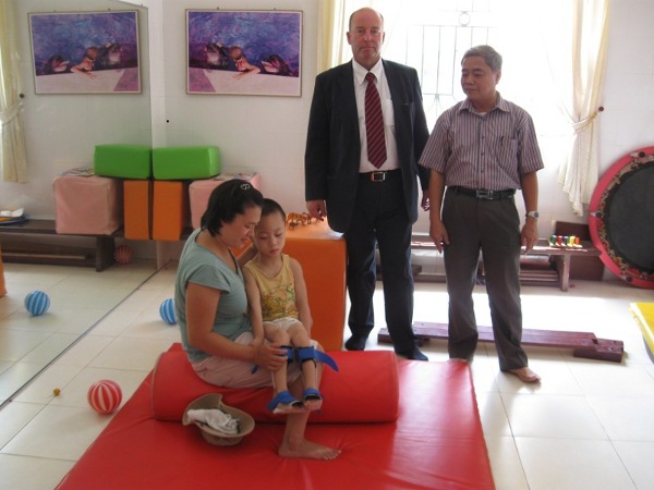 Direktor Dung zeigt dem deutschen Botschafter die Physiotherapieeinrichtungen