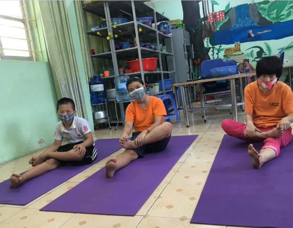 kleine Yogastunde im Klassenzimmer