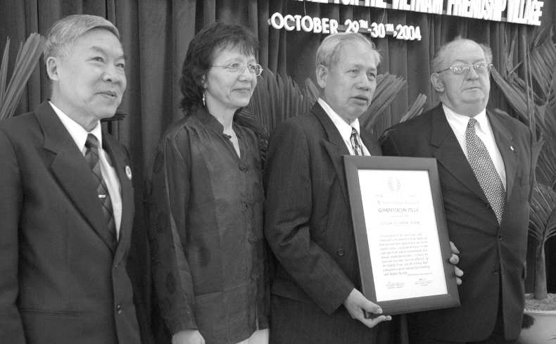 2004: Übergabe des “Rehabilitation Prize”,R. Höhn-Mizo, Dir. Hung, Georges Doussin