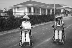 Die Schwestern Huong und Giang im Dorf der Freundschaft im Jahr 2ßß6