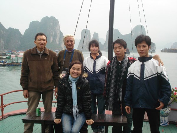 Reisebüro Todeco spendet Ausflug für Hausmütter und Bewohner nach Ha Long