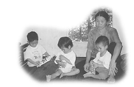 Nam, hier links im Bild, mit seinen gesunden Geschwistern und seiner Großmutter