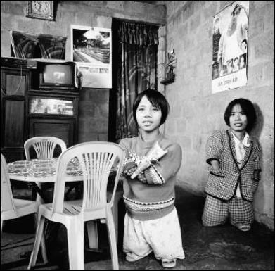 Le Thi Hoa (links) und ihre Schwester Le Thi Nhon haben von Geburt an schwere Missbildungen FOTO: JAN BANNING/LAIF